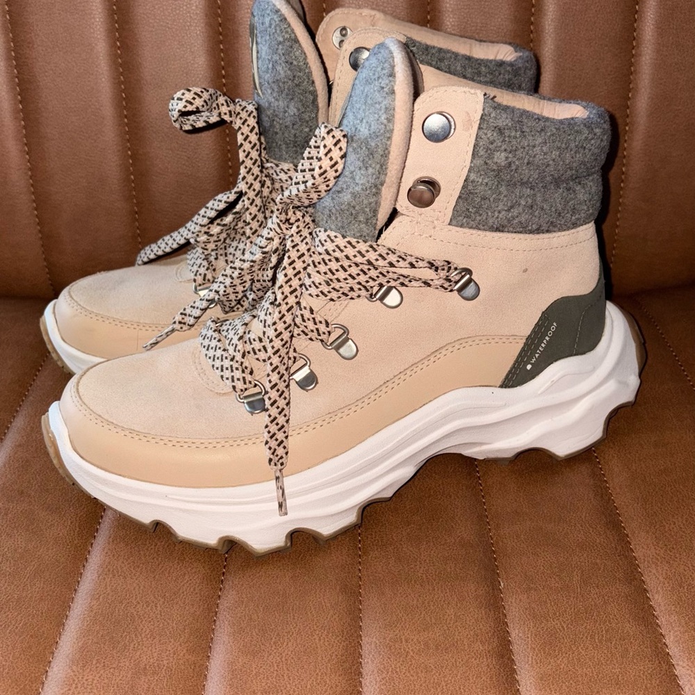 Sorel Women's Tan and Gray Winter Boots